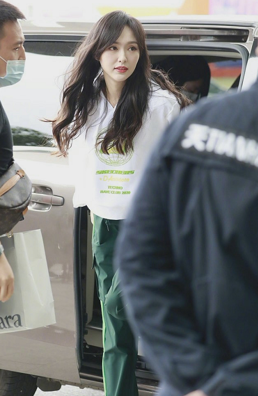 唐嫣穿白色卫衣配绿裤子，生娃后状态大好越来越迷人