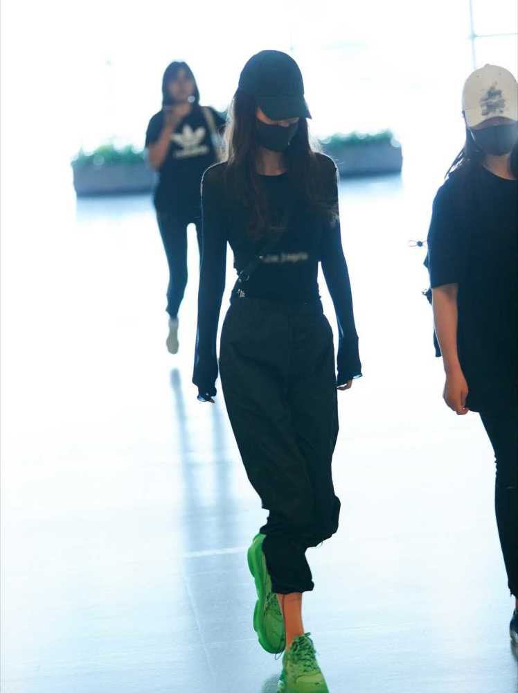 文咏珊黑色露脐卫衣配运动裤舒适简约，低调又时髦