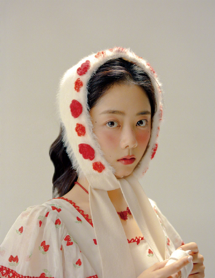 谭松韵时尚杂志展现复古童话大片，粉嫩妆容搭纯色裙装名门泽佳效果清新治愈