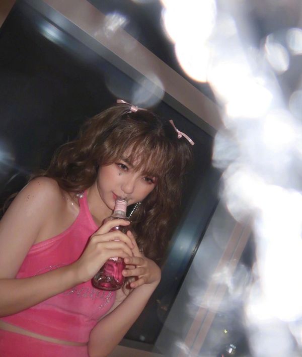 虞书欣“Z字蹲”火了，腿上挤不出一丝赘肉，体重超百模仿不来