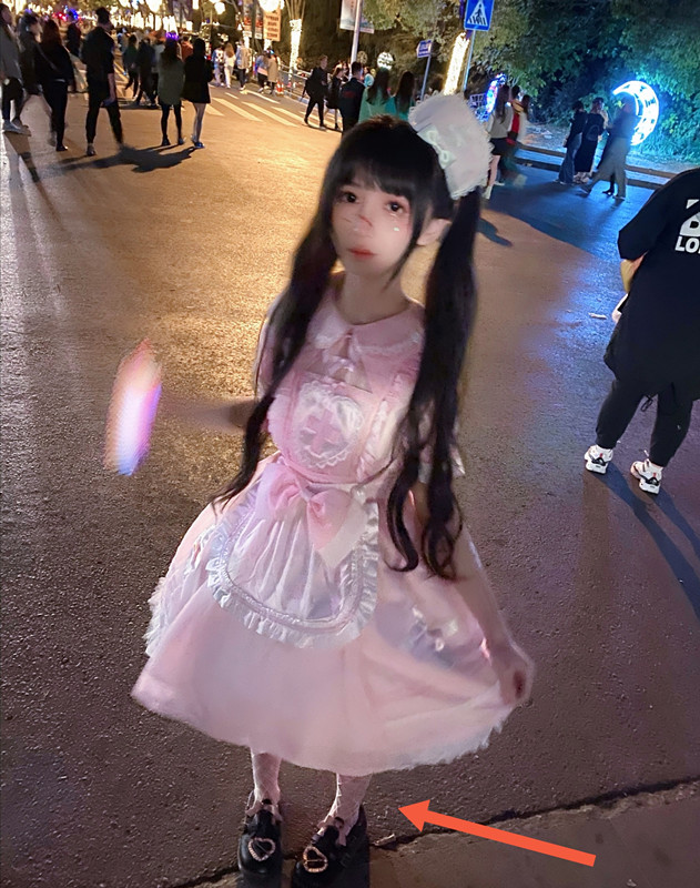 自黑第一人?蔡萝莉晒男友视角照片,被拍成1米1也敢发出来
