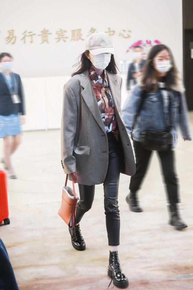 带货女王杨幂因带钻石口罩又登上了社交平台热搜