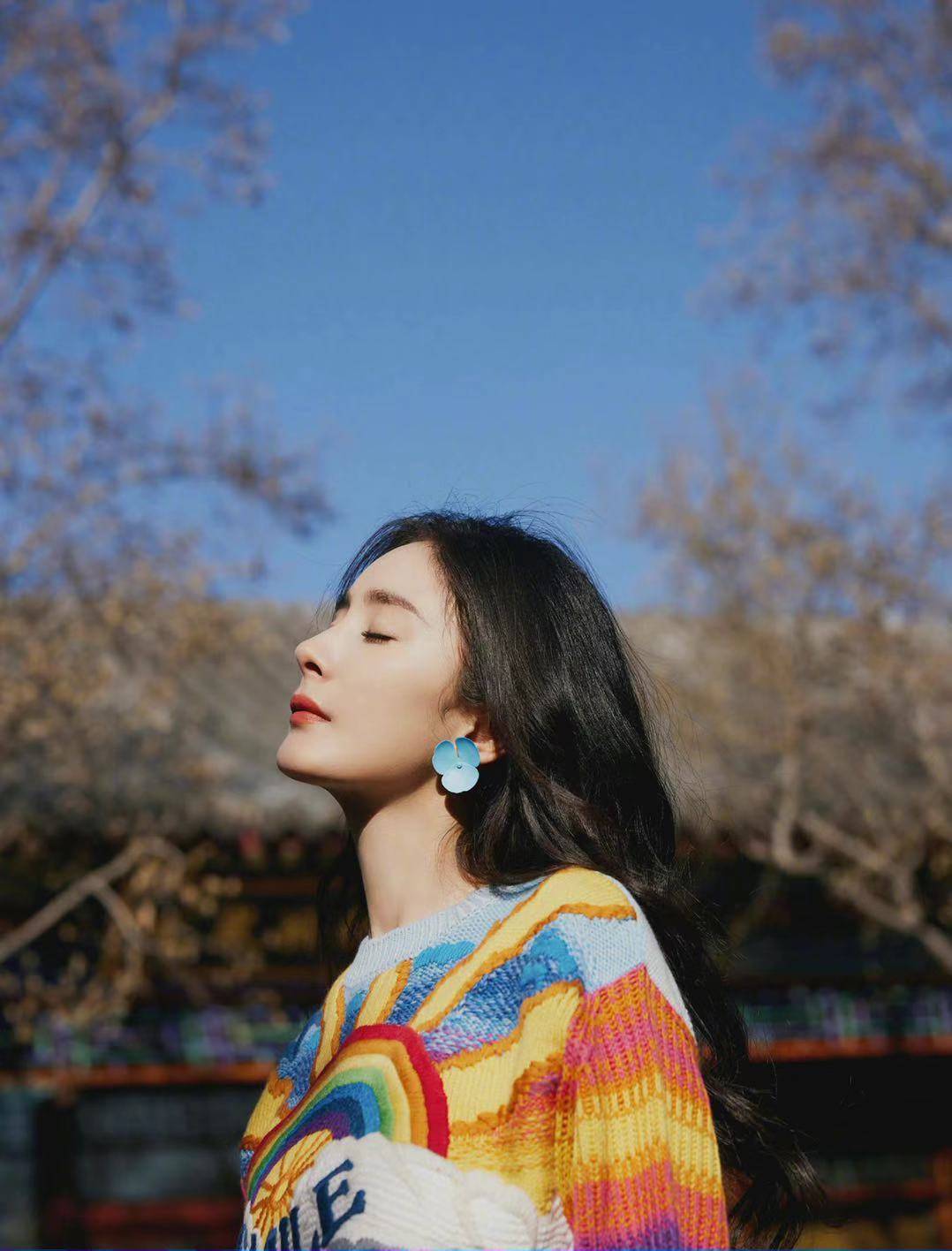 杨幂穿彩虹色系印花毛衣亮相，明媚又温暖