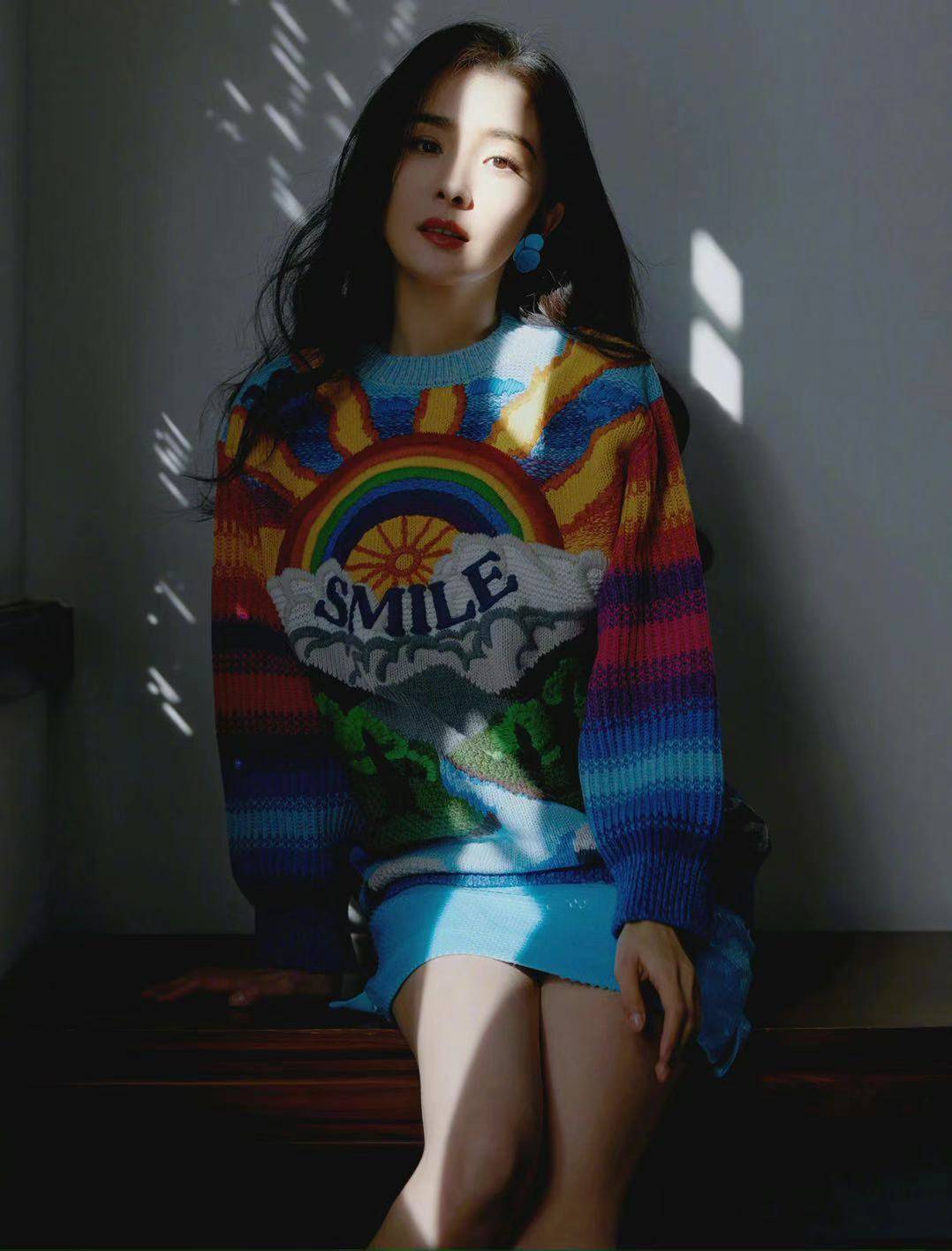 杨幂穿彩虹色系印花毛衣亮相，明媚又温暖