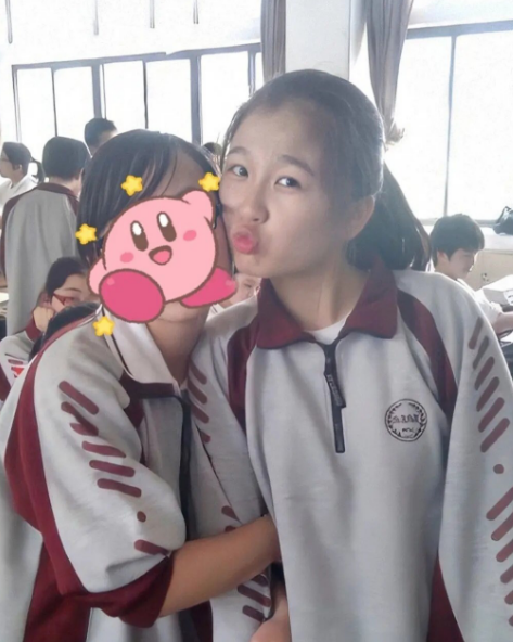 虞书欣自诩校花,看到她中学合照:太打脸