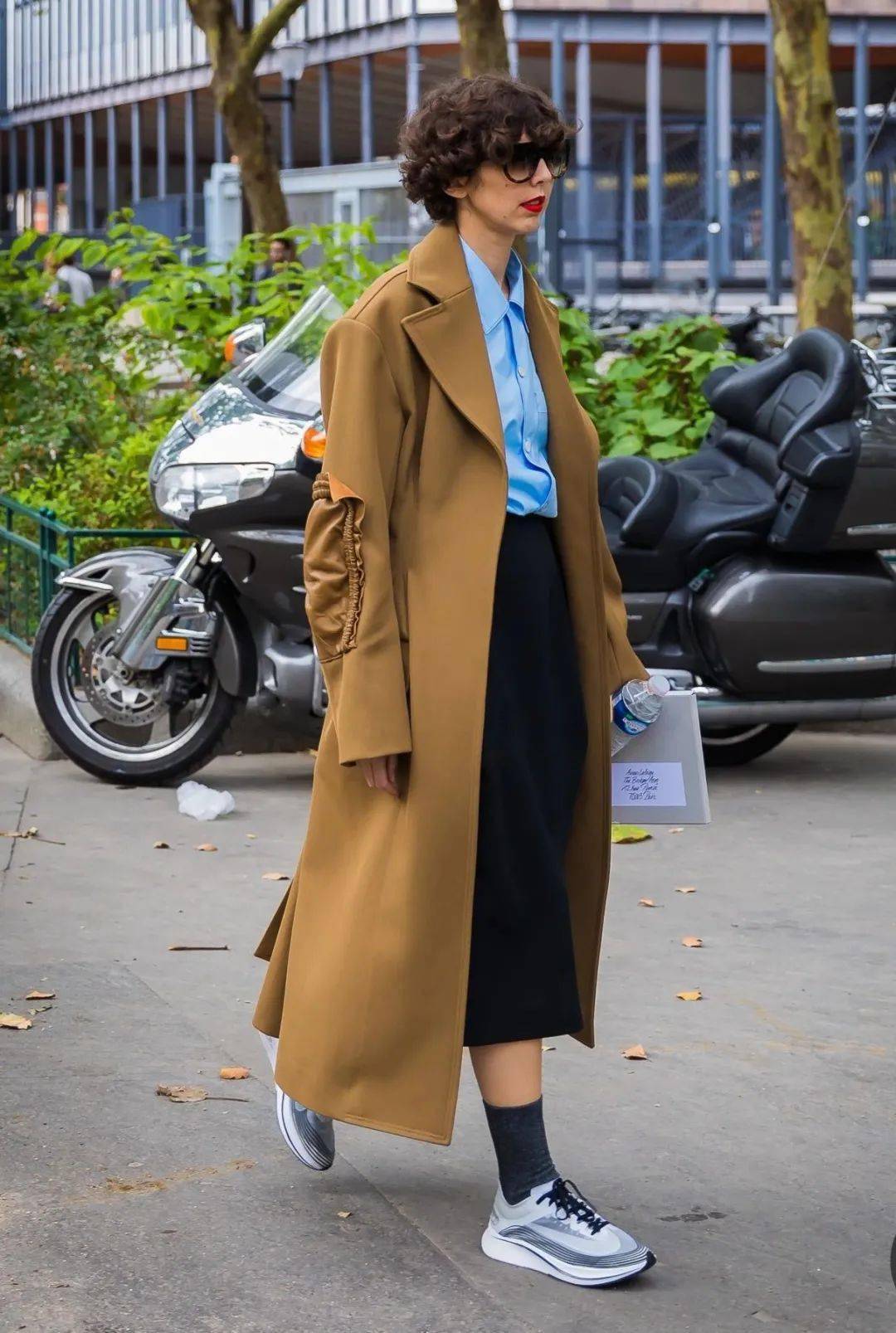 最常见的“露袜”穿法:运动鞋 + 袜子