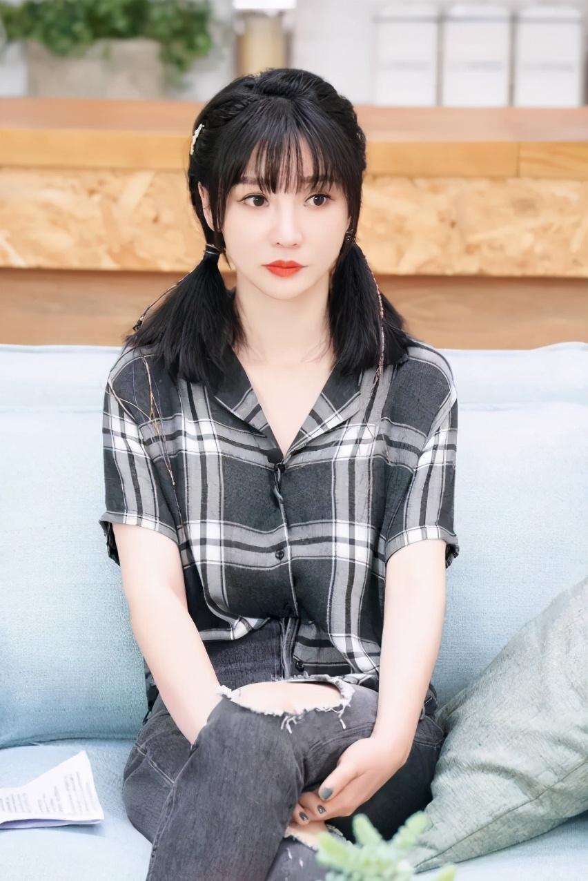 40岁柳岩走萝莉风“脏脏”发搭配蓬松衫 坐姿宛如少女