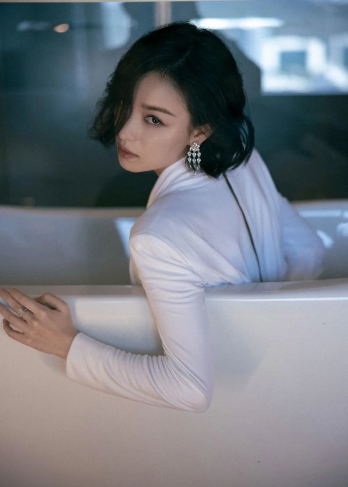 “脸大”偏偏还剪了短发？不久靠这几招，修饰脸型连倪妮都用上了