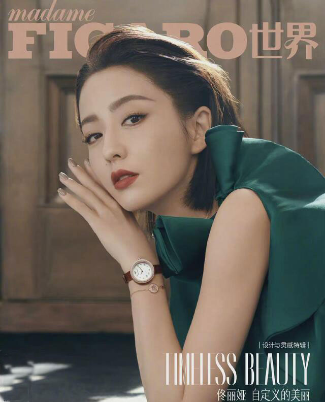 佟丽娅时尚封面太酷,西装搭肩头飙爽十足,性感黑色无尽风情