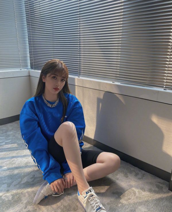 虞书欣“Z字蹲”火了，腿上挤不出一丝赘肉，体重超百模仿不来