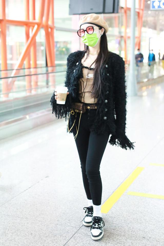 “袜子包裤脚”，保暖又时髦！