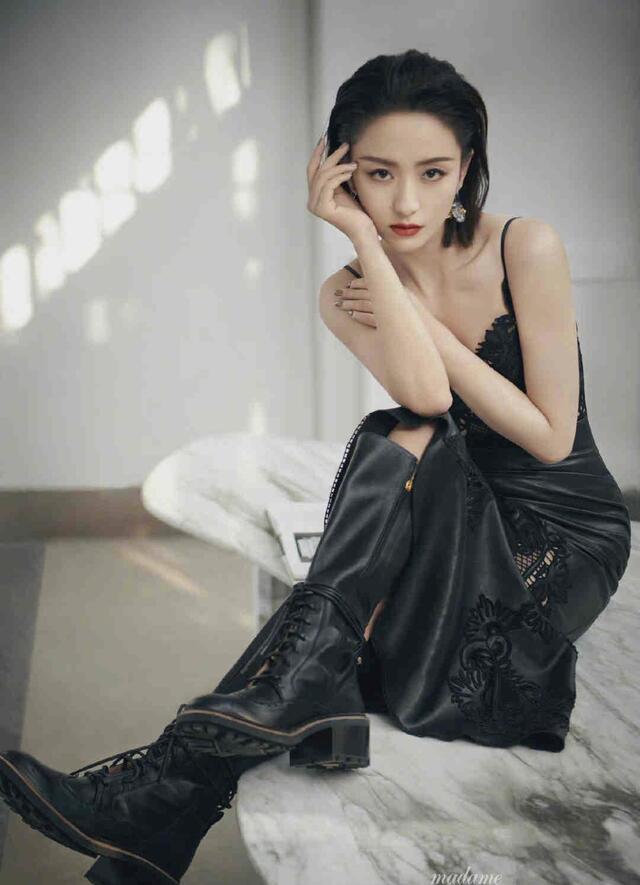 佟丽娅时尚封面太酷,西装搭肩头飙爽十足,性感黑色无尽风情