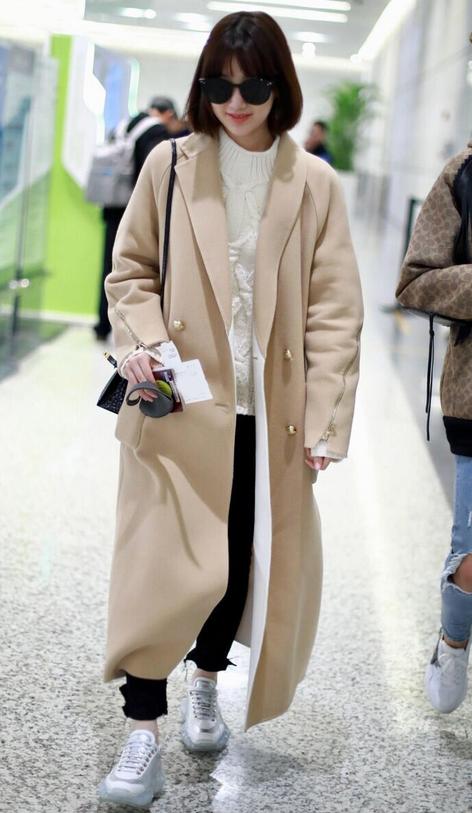 毛晓彤燕麦色大衣配“卷边裤”真会穿