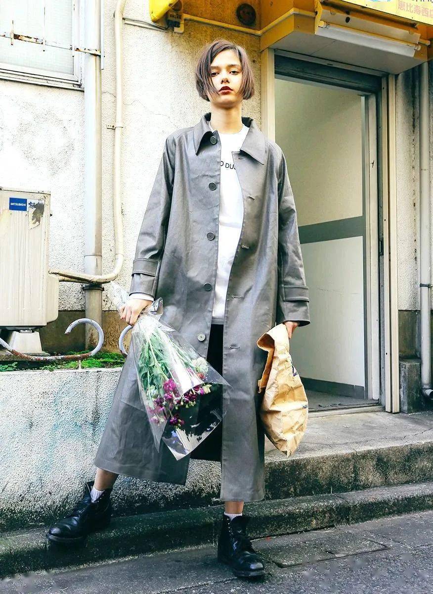 最常见的“露袜”穿法:运动鞋 + 袜子