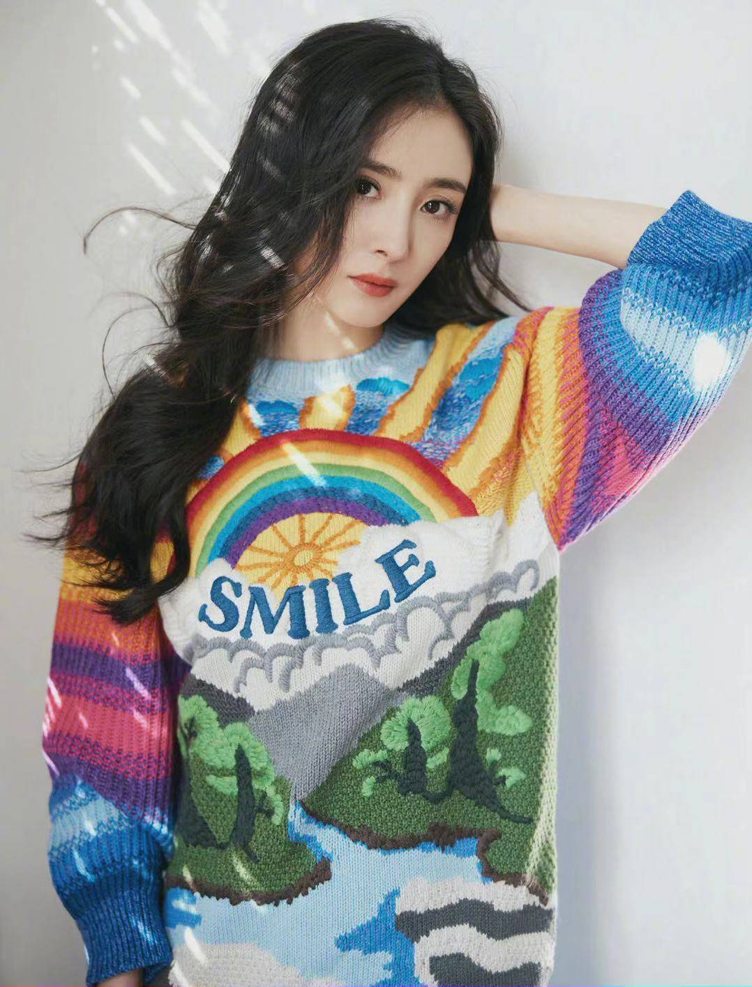 杨幂穿彩虹色系印花毛衣亮相，明媚又温暖