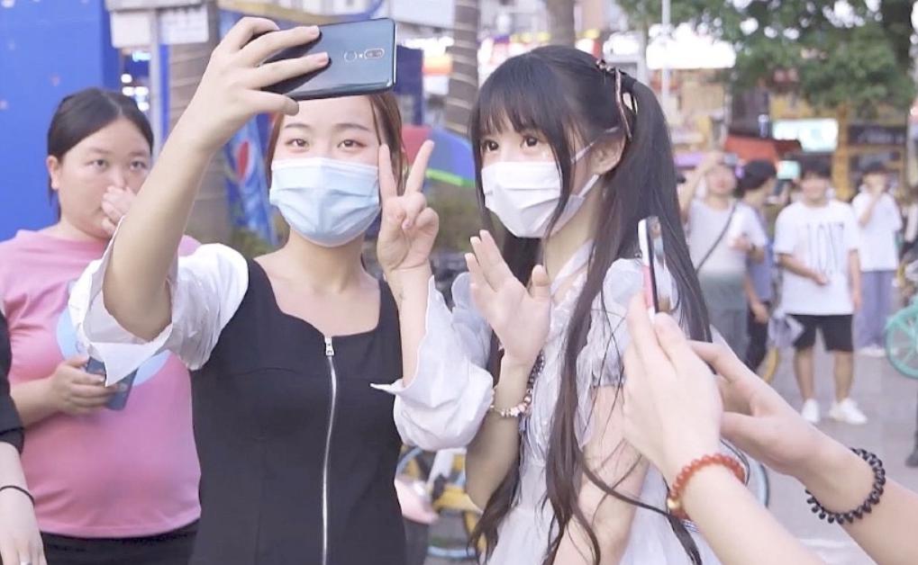 蔡萝莉偷偷点赞，一年都没碰过的衣服，又有想法了？