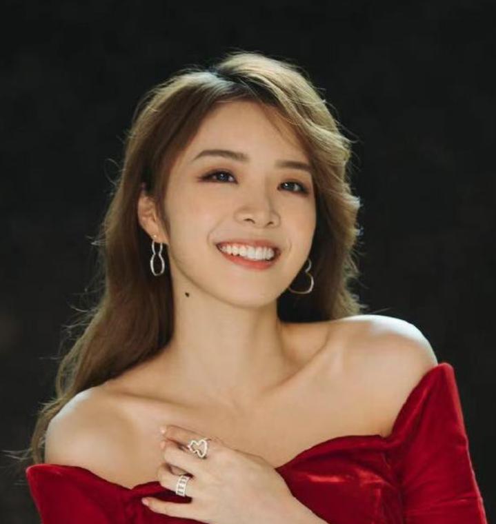 余霜颜值真的不行了？开播求网恋，脸上油脂太明显了