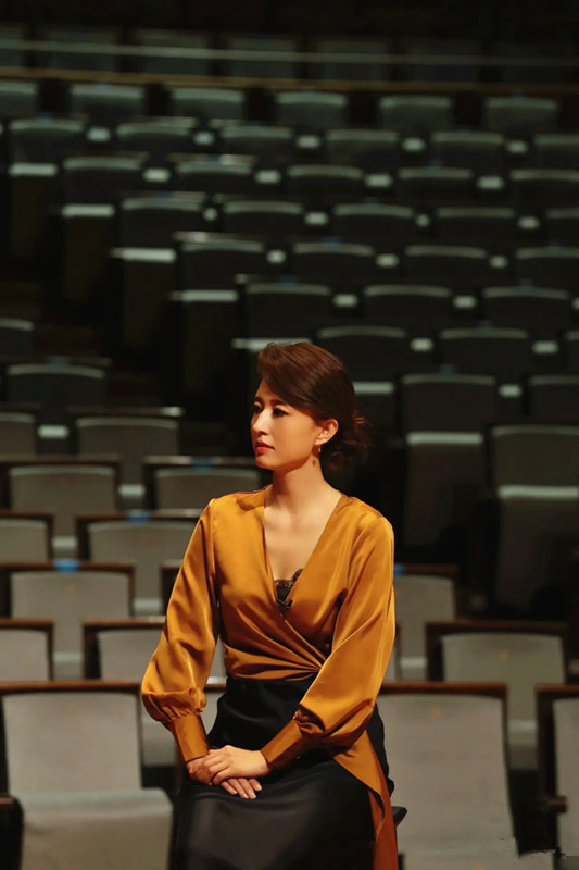 “主持之花”张蕾穿搭好甜美 一件衬衫搭出美感 盘发自然沉稳