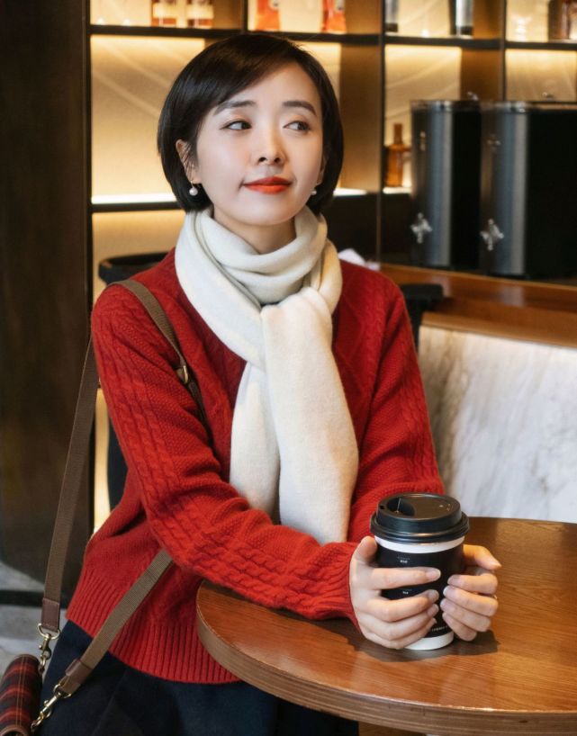 日常穿搭怎么穿才高级？没必要装嫩，简约的针织衫穿搭就很不错