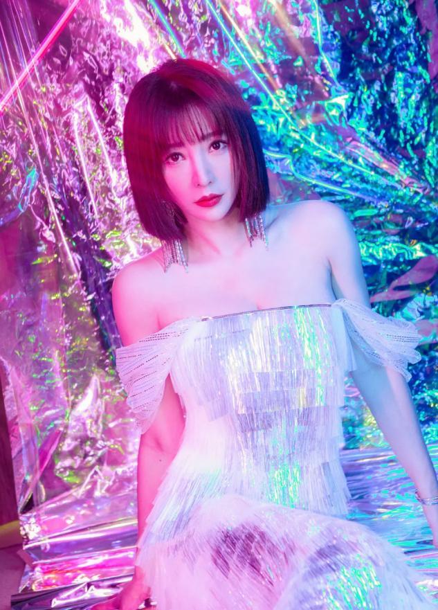 柳岩穿露肩亮片裙摄人心魄,前不久提名金鸡影后