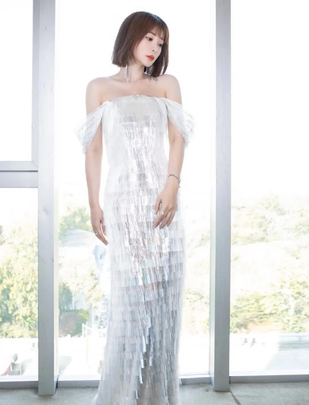 柳岩穿露肩亮片裙摄人心魄,前不久提名金鸡影后