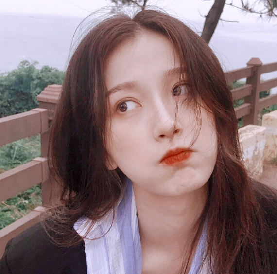 虞书欣自诩校花,看到她中学合照:太打脸