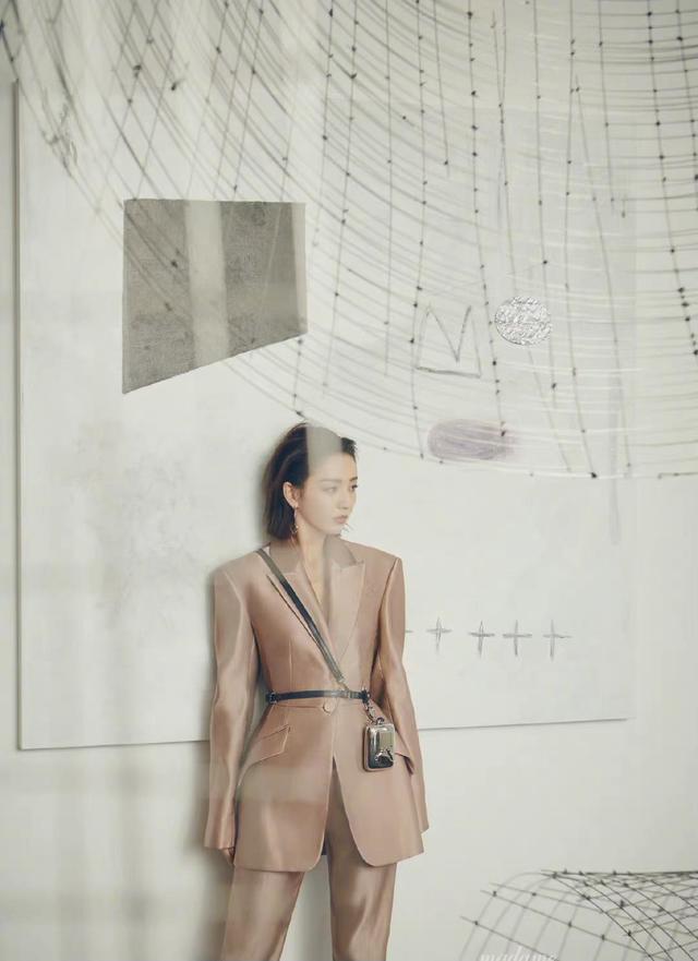 佟丽娅时尚封面太酷,西装搭肩头飙爽十足,性感黑色无尽风情