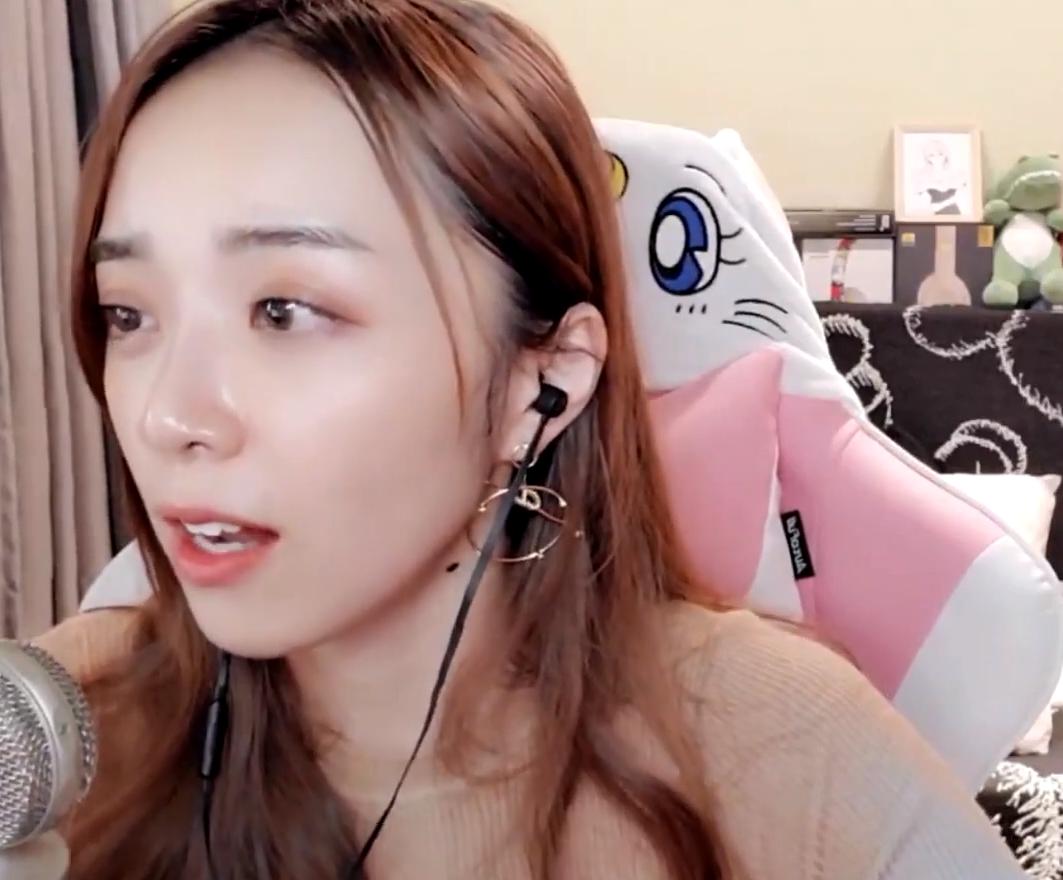 余霜颜值真的不行了？开播求网恋，脸上油脂太明显了