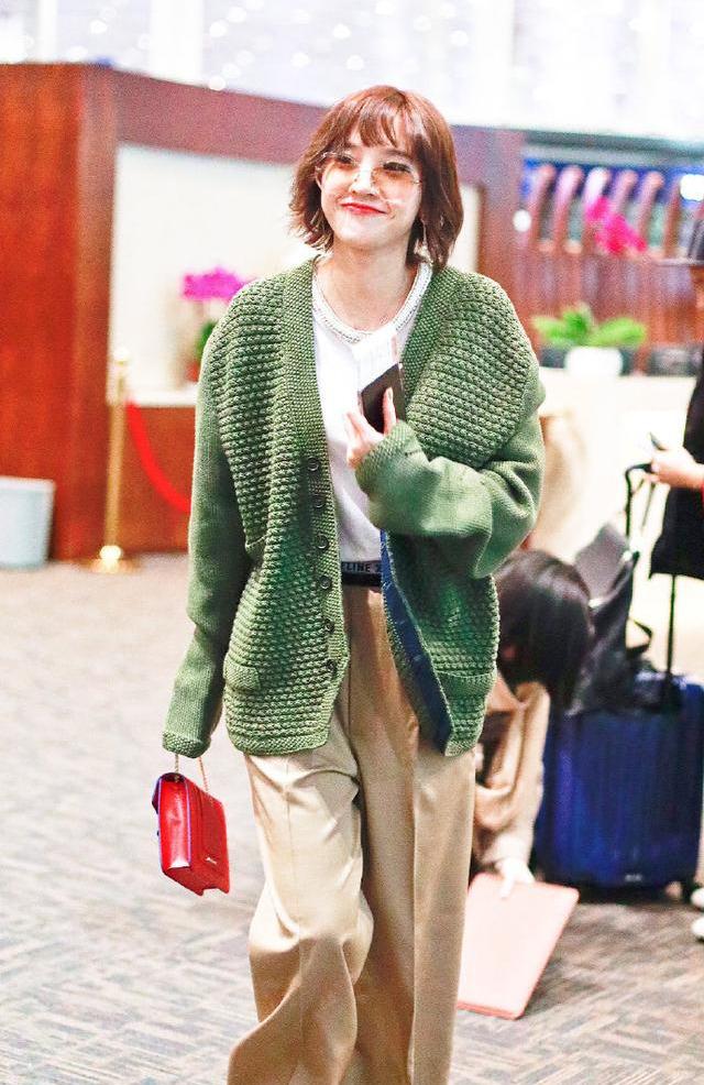 唐艺昕穿深V波点纱裙,气质和甜美长相不搭,张若昀怎么不管管?