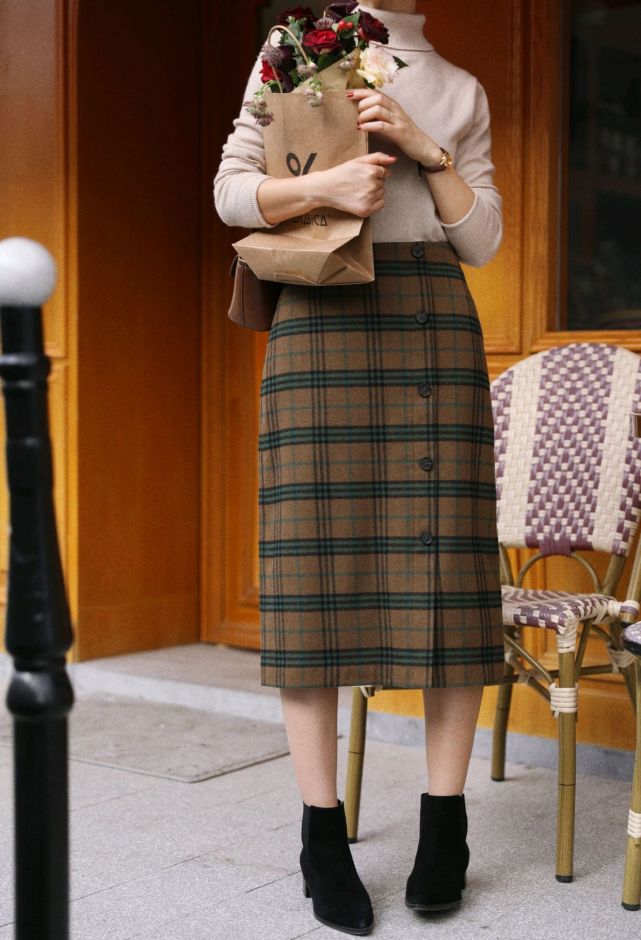 日常穿搭怎么穿才高级？没必要装嫩，简约的针织衫穿搭就很不错