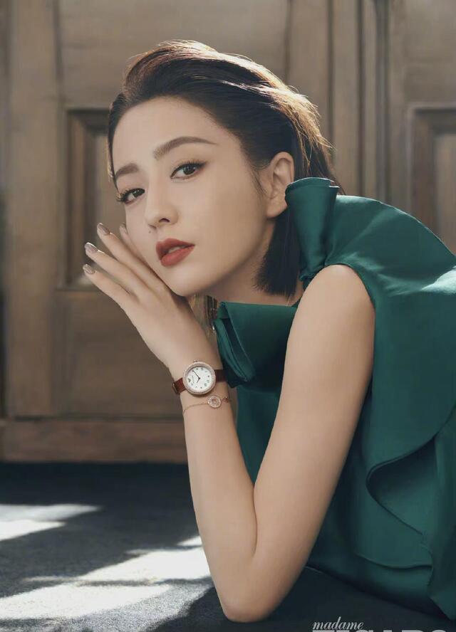 佟丽娅时尚封面太酷,西装搭肩头飙爽十足,性感黑色无尽风情