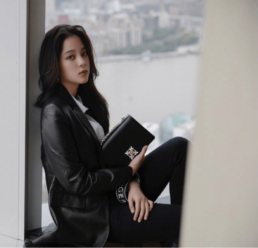 欧阳娜娜真是青春范穿搭的代表，明媚的配色和休闲款的式惹人爱