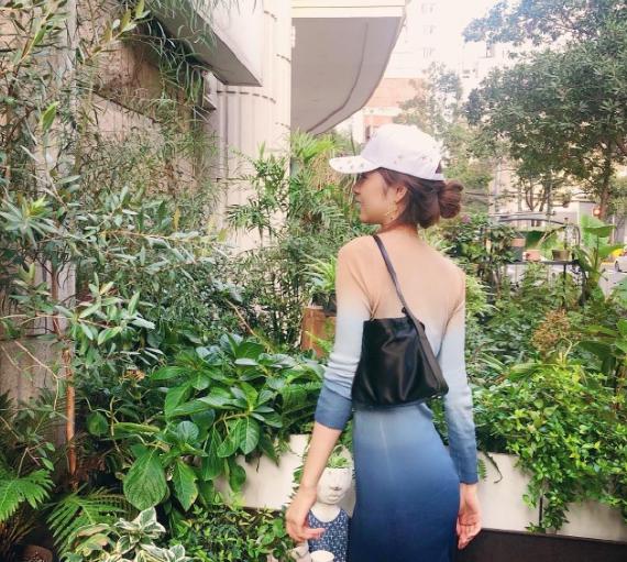 余霜颜值真的不行了？开播求网恋，脸上油脂太明显了