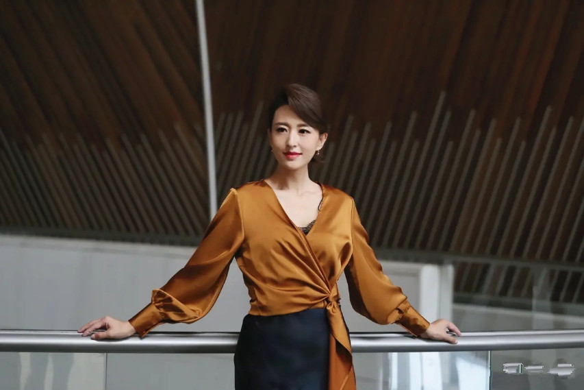 “主持之花”张蕾穿搭好甜美 一件衬衫搭出美感 盘发自然沉稳