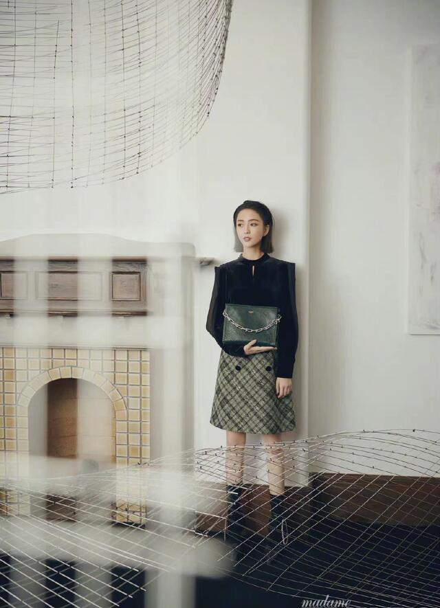 佟丽娅时尚封面太酷,西装搭肩头飙爽十足,性感黑色无尽风情