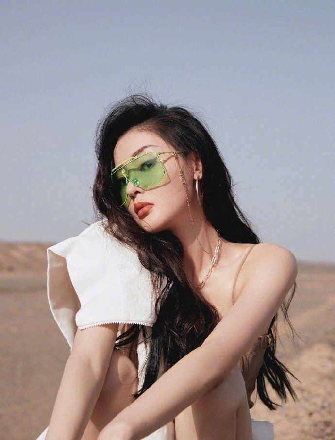 张天爱穿泳装体验漂浮舱,拍摄角度引热议,被指擦边球打得太明显