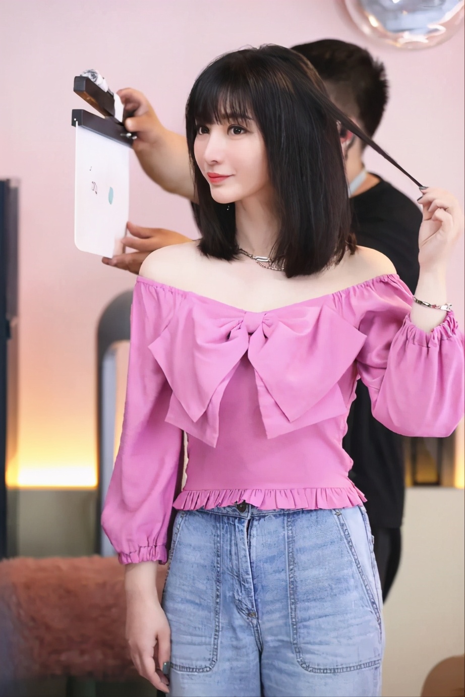 40岁柳岩走萝莉风“脏脏”发搭配蓬松衫 坐姿宛如少女