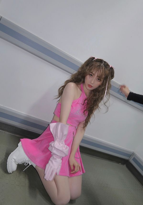 虞书欣“Z字蹲”火了，腿上挤不出一丝赘肉，体重超百模仿不来