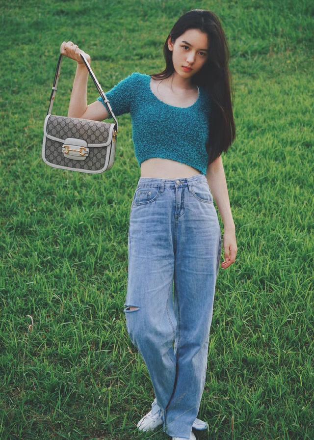 周也为证腰细故意将上衣剪掉一大截，效果太好看！