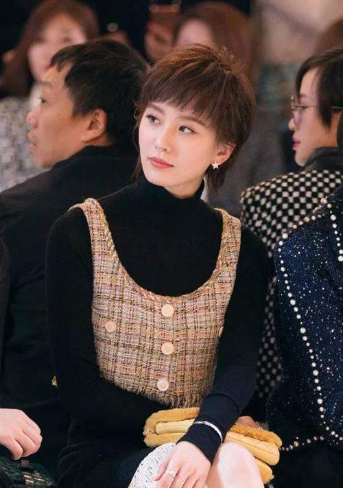 刘诗诗教你如何驾驭高领衫，穿出脱俗美如兰的时尚气质！