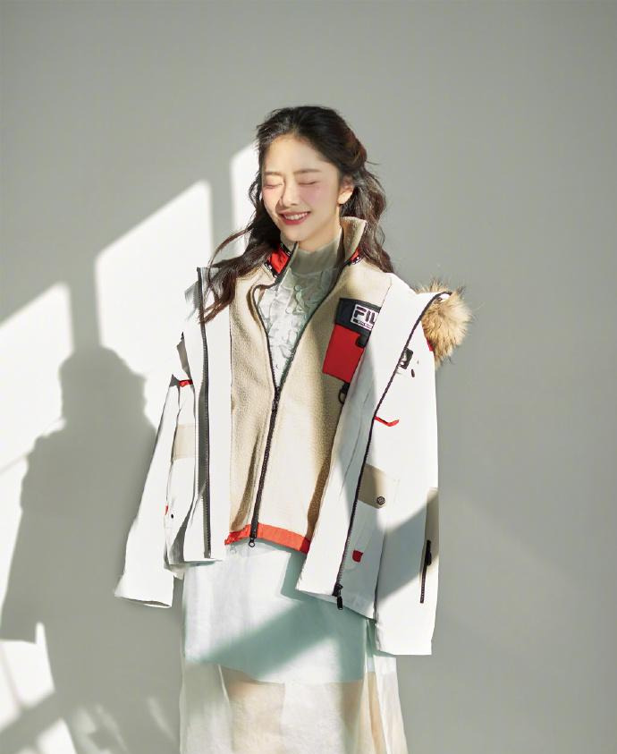 谭松韵时尚杂志展现复古童话大片，粉嫩妆容搭纯色裙装名门泽佳效果清新治愈