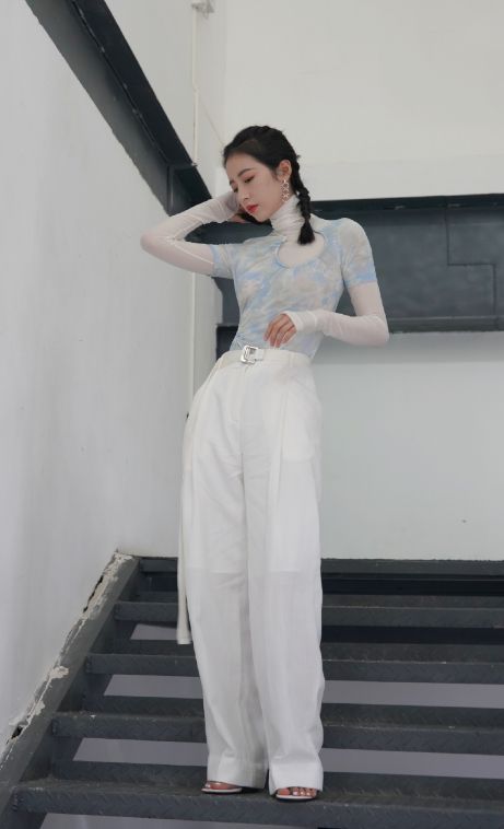 周雨彤私服“咸鱼身”意外惹人爱,原来瘦子才是真好看