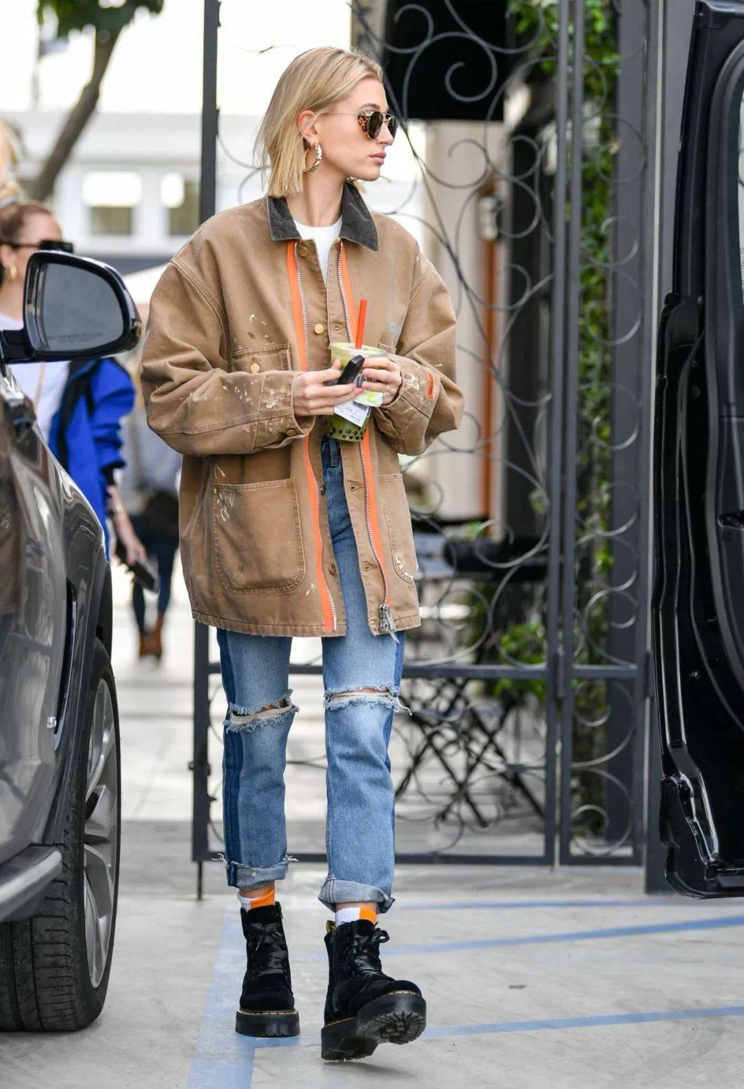 最常见的“露袜”穿法:运动鞋 + 袜子