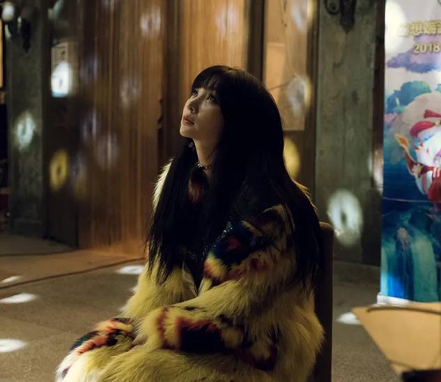 柳岩穿露肩亮片裙摄人心魄,前不久提名金鸡影后