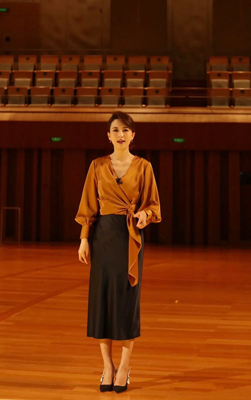 “主持之花”张蕾穿搭好甜美 一件衬衫搭出美感 盘发自然沉稳