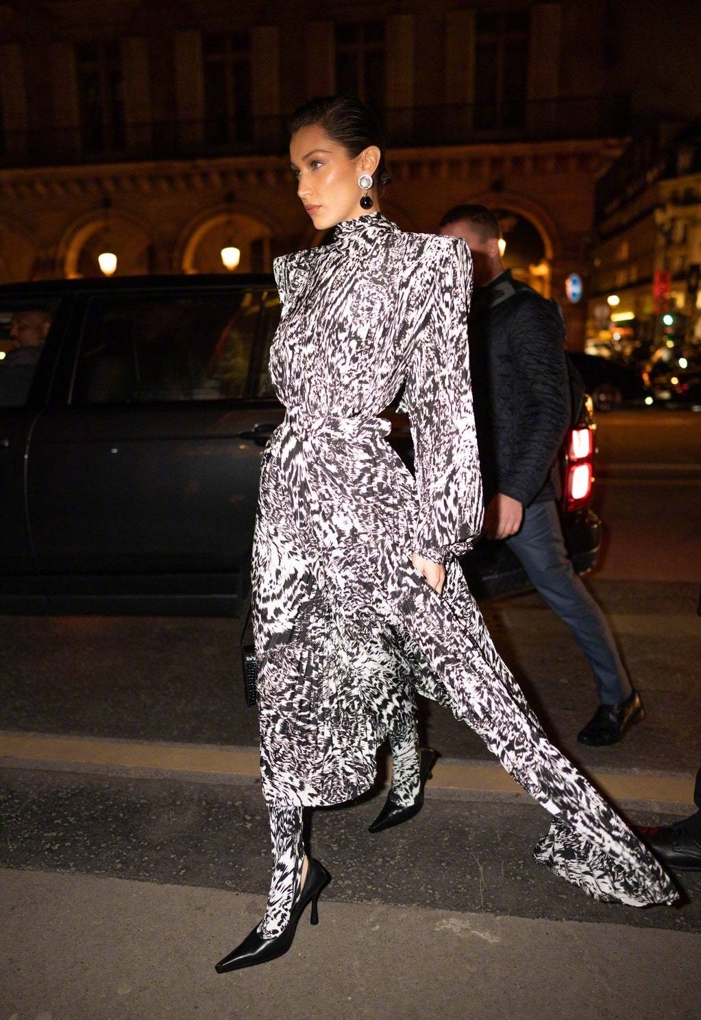 贝拉将街拍走出T台风采，欧洲的辣妹穿搭