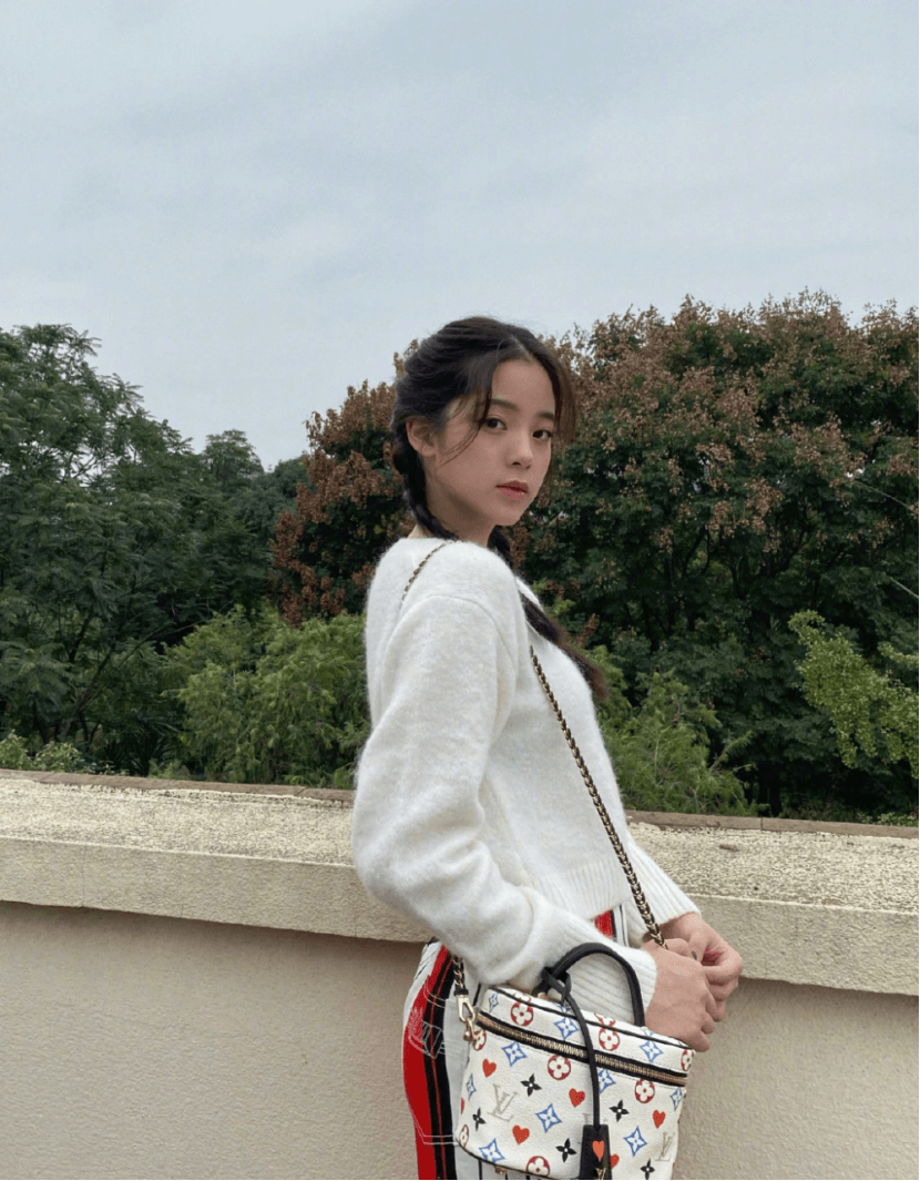 欧阳娜娜真是青春范穿搭的代表，明媚的配色和休闲款的式惹人爱