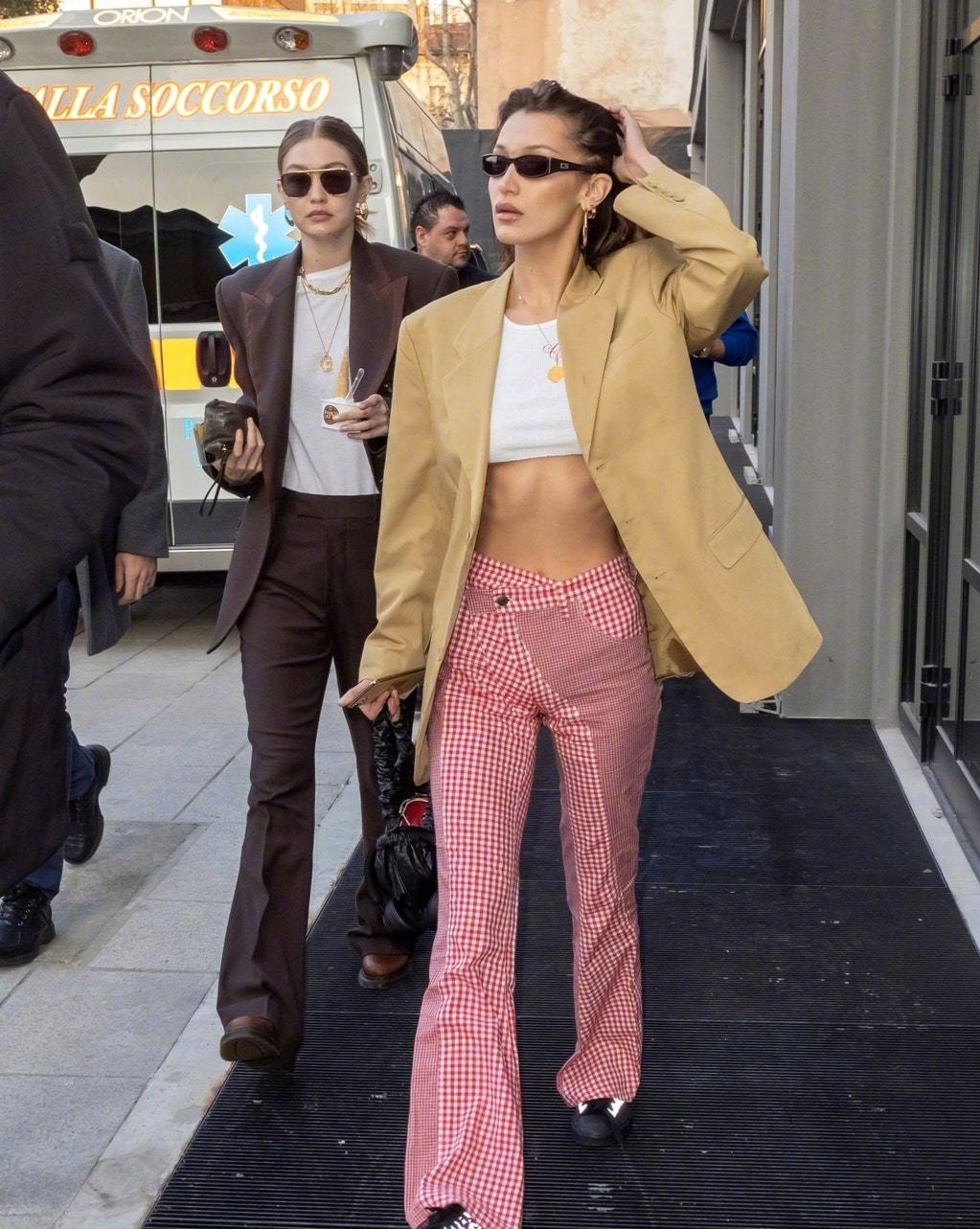 贝拉将街拍走出T台风采，欧洲的辣妹穿搭