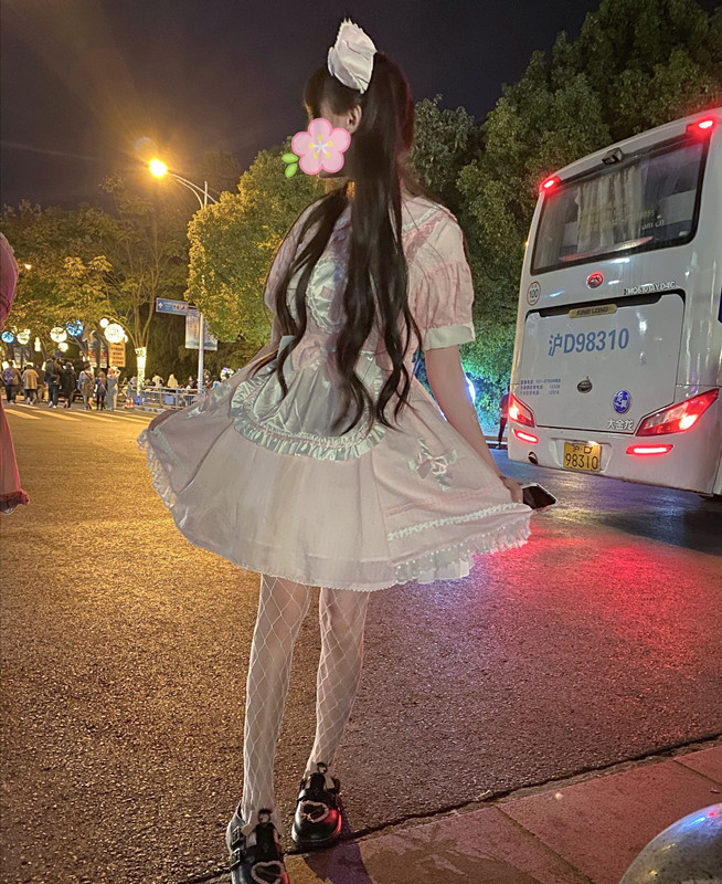 自黑第一人?蔡萝莉晒男友视角照片,被拍成1米1也敢发出来