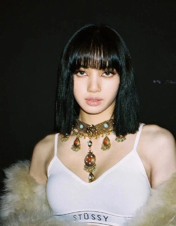 LISA的黑茶色短发超显白